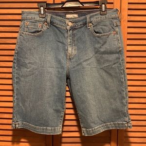 Gently used Ladies Levis 515 Denim Shorts -Size 12